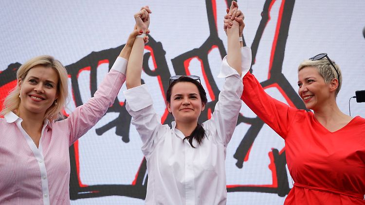 Veronika Zeplako (l.), Ehefrau des nicht zugelassenen Kandidaten Zeplako, und Maria Kolesnikowa (r.) unterstützen die Präsidentschaftskandidatin Swetlana Tichanowskaja (Mitte) im Wahlkampf. Sie gelten mittlerweile als die mutigsten Frauen in Minsk.