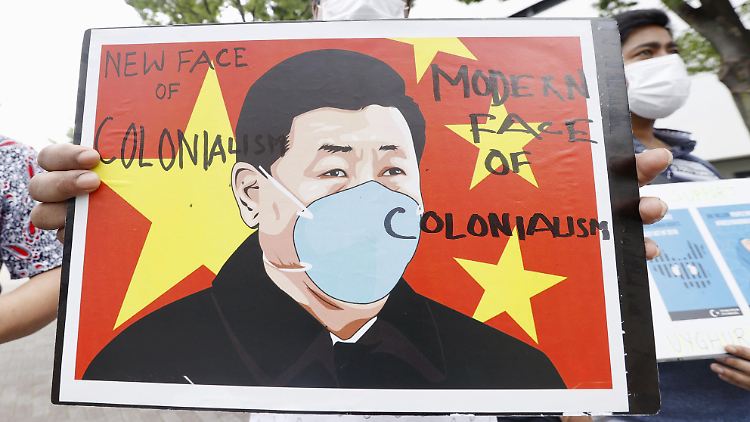 Auf einer Demonstration wird Chinas Staatspräsident als "neues Gesicht des Kolonialismus" bezeichnet.