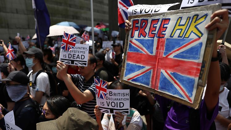 Briten und Hongkonger fühlen sich auch 23 Jahre nach der Rückgabe der Kronkolonie eng miteinander verbunden.
