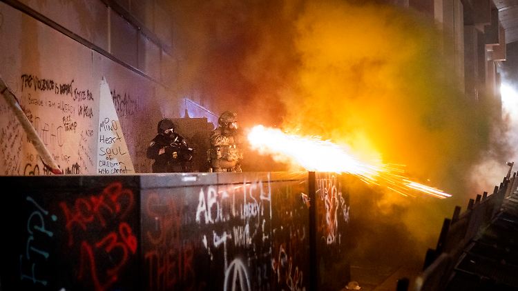 Bundesbeamte setzten Tränengas und Geschosse gegen Demonstranten der "Black Lives Matter"-Bewegung in Portland ein.