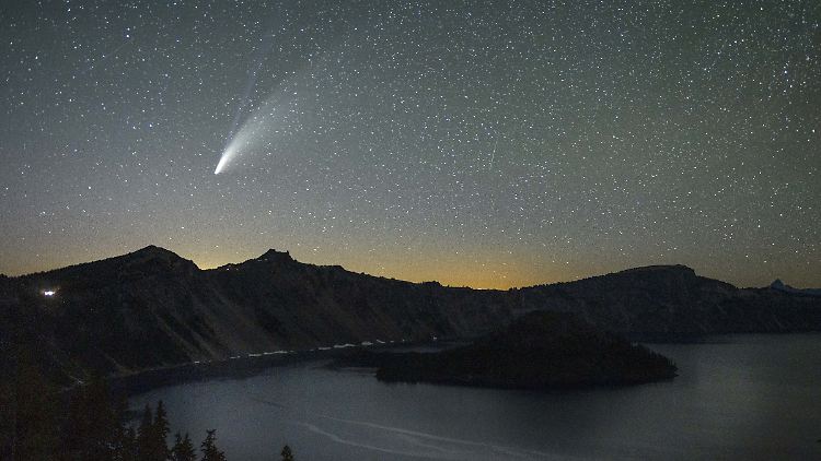 "Neowise" ist dieser Tage mit bloßem Auge am Himmel zu sehen, wie hier am Crater Lake in den USA.