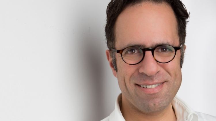 Prof. Dr. med. Mazda Adli ist Chefarzt der Fliedner Klinik Berlin und Leiter des Forschungsbereichs Affektive Störungen an der Berliner Charité.