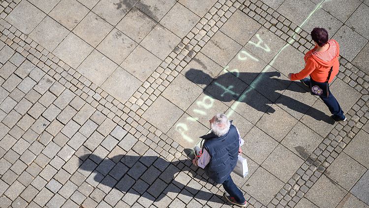 Abstand zu anderen zu halten, liegt nicht in der Natur des Menschen. 