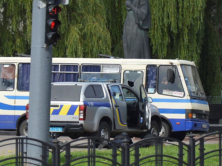 Tatort am Theaterplatz in Luzk: Im Inneren des Fahrzeugs hält der Täter seine Geiseln gefangen.