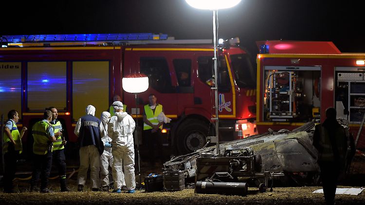 Rettungskräfte an der Unglücksstelle bei Albon im Südosten Frankreichs.