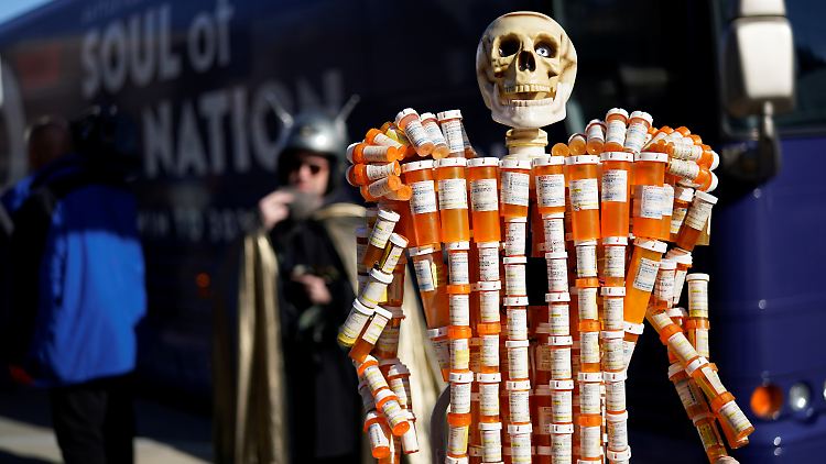 Eine Skulptur aus Opioid-Pillenflaschen.