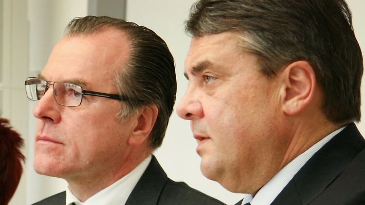 Clemens Tönnies und der damalige Bundeswirtschaftsminister Sigmar Gabriel bei einer Pressekonferenz im Jahr 2015.