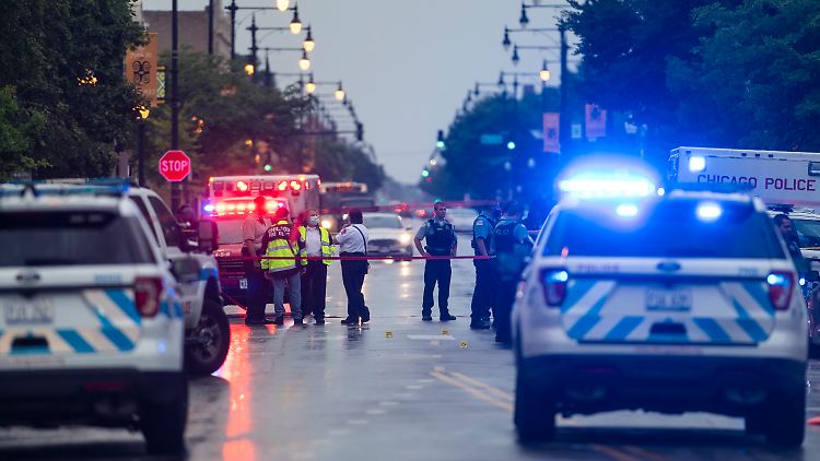 Mindestens 14 Personen werden bei der Schießerei verletzt.