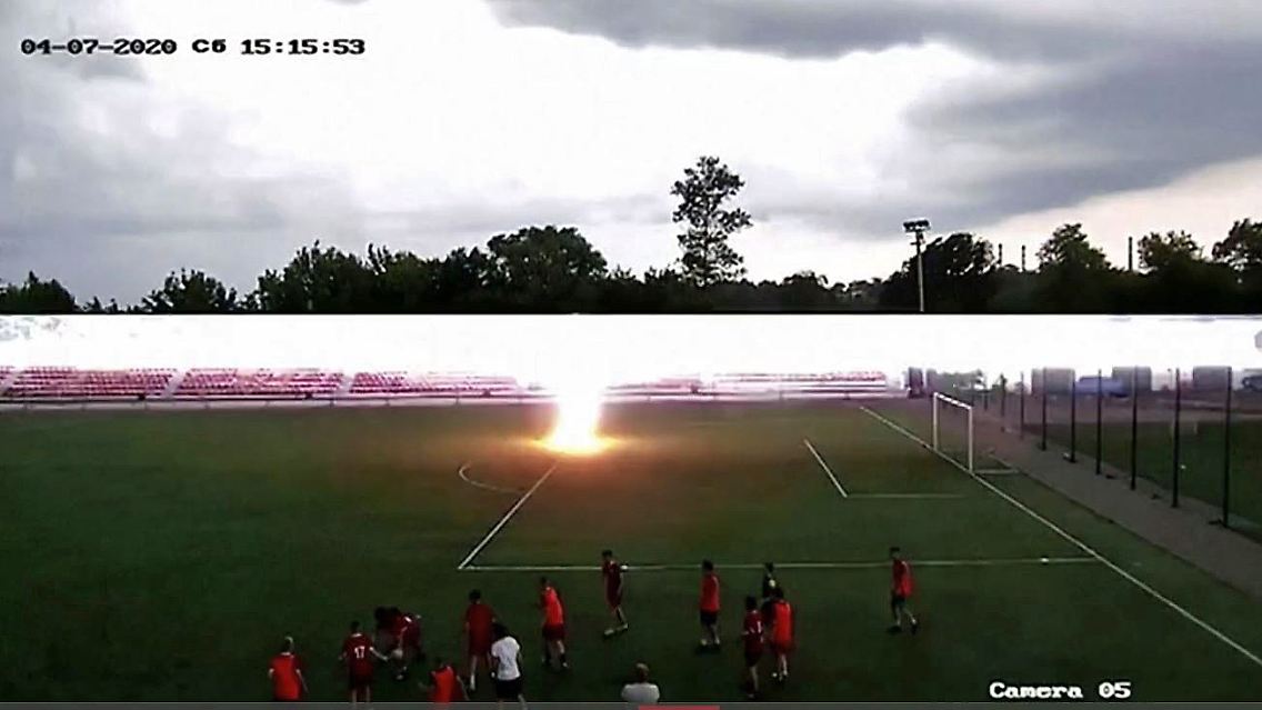 Blitz trifft Fußballspieler.JPG