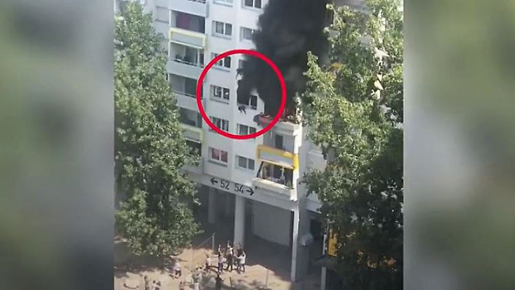 Männer fangen Kind aus brennendem Haus 2.JPG