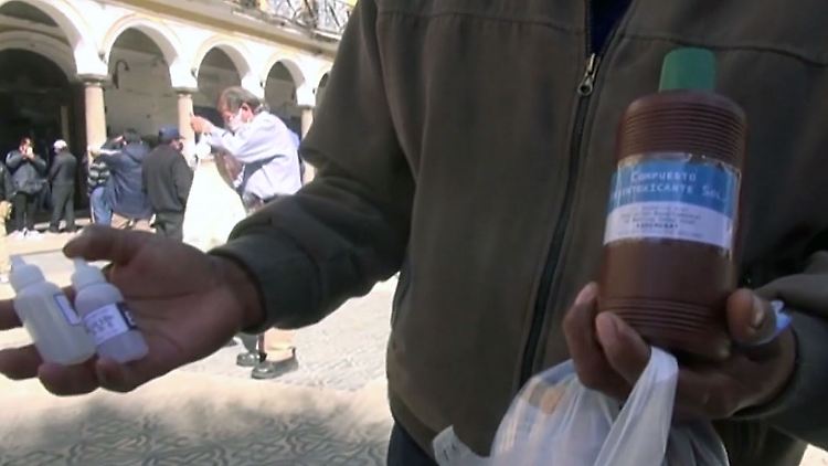 Bleichmittel in Bolivien gegen Corona: Ein vermeintliches "Wundermittel" verspricht Schutz vor dem Virus, Menschen stehen Schlange vor Apotheken.