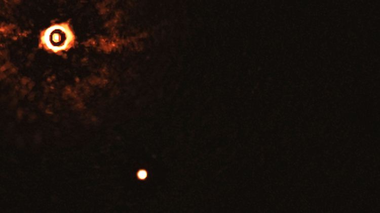 TYC 8998-760-1 ist rund 300 Lichtjahre von der Erde entfernt und verglichen mit der Sonne noch ein sehr junger Stern.