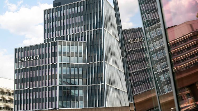 Bei Daimler tobt ein Streit zwischen Management und Betriebsrat - dabei geht es auch um den Verzicht auf betriebsbedingte Kündigungen.