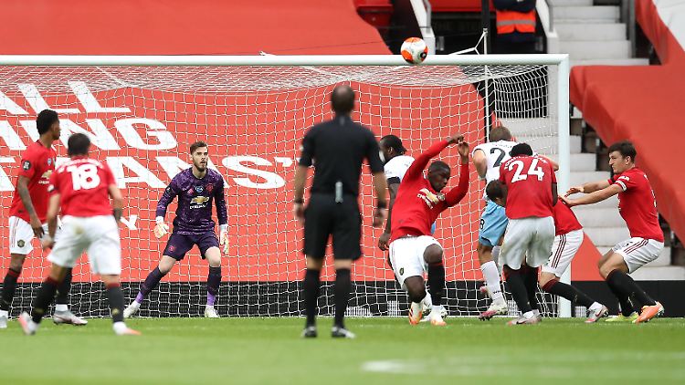 Kurz vor dem Ende der Halbzeit verwechselte Pogba seine Mittelfeldposition mit der des Keepers.