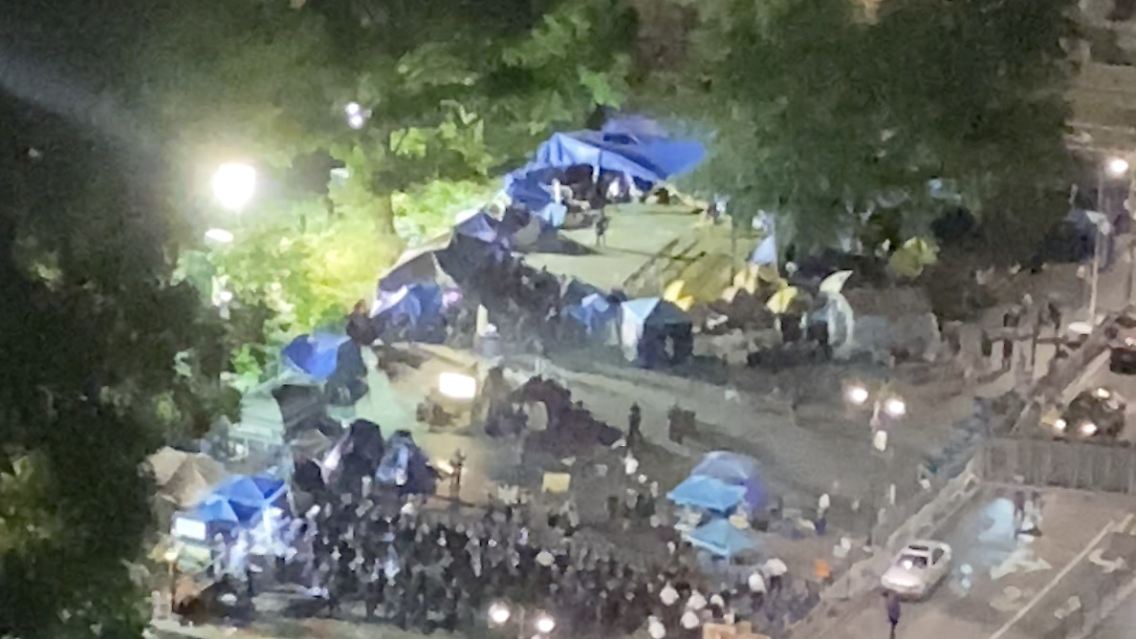 Das Lager war vor einem Monat im Zuge landesweiter Proteste gegen Polizeibrutalität entstanden. Auslöser der Proteste war der gewaltsame Tod des Afroamerikaners George Floyd bei einem Polizeieinsatz in Minneapolis Ende Mai.