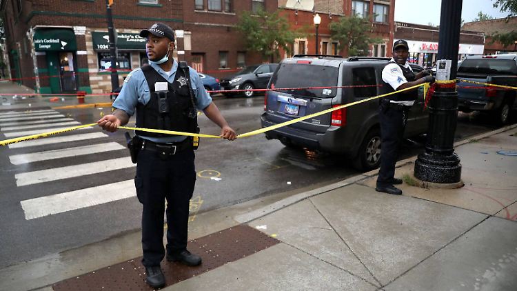 Polizisten sichern einen Tatort in Chicago. Nun sollen Bundeskräfte in den Städten mitmischen.