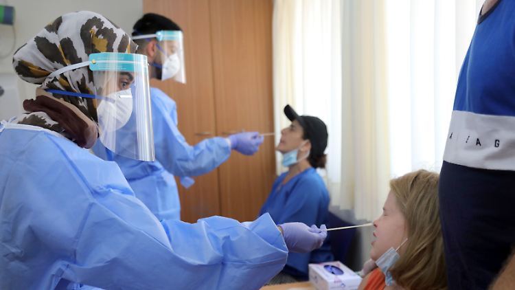 Der Druck auf Israels Gesundheitssystem ist groß: Zuletzt gab es mehr als 2000 Neuinfektionen pro Tag.