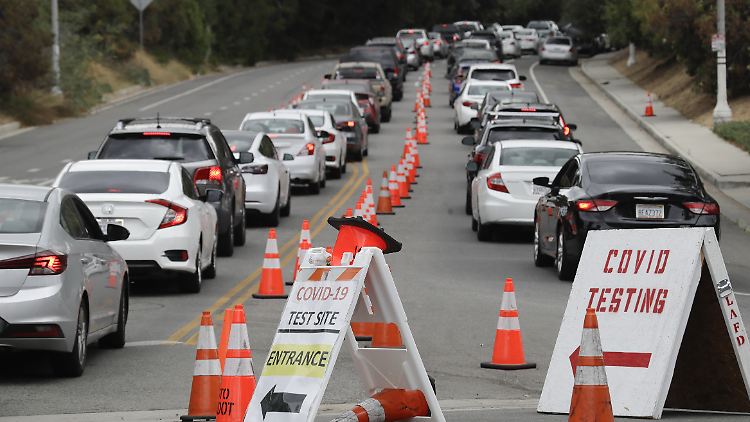 Lange Schlagen an dieser Teststelle in Los Angeles.