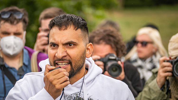Hildmann ist als Vegankoch bekannt geworden - mittlerweile wiederholt er Verschwörungstheorien.