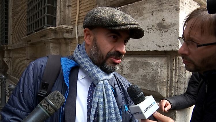 Paragone ist Senator und ehemaliges Mitglied der regierenden Fünf-Sterne-Bewegung und früherer Fernsehjournalist.