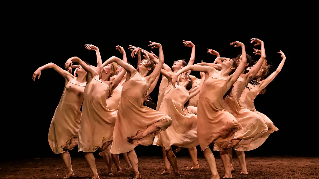 Mit-dem-Dreiteiler-Wings-of-Memory-tanzt-das-Bayerische-Staatsballett-in-die-Ballettfestwoche