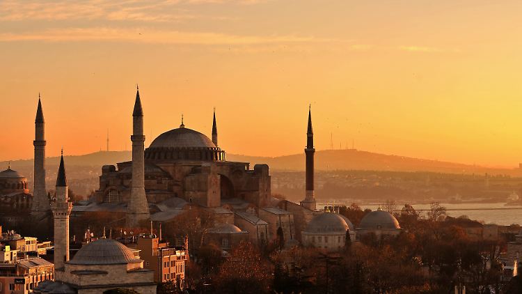 Von 537 bis 1453 christliches Gotteshaus, dann fast 500 Jahre Moschee, rund 90 Jahre Museum und nun wieder Moschee: die knapp 1500 Jahre alte Hagia Sophia in Istanbul.