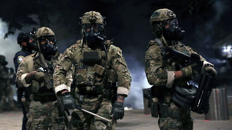 Auftritt wie im Kriegsgebiet: Vermummt und nicht identifizierbar sind die Bundeseinheiten in Portland unterwegs.