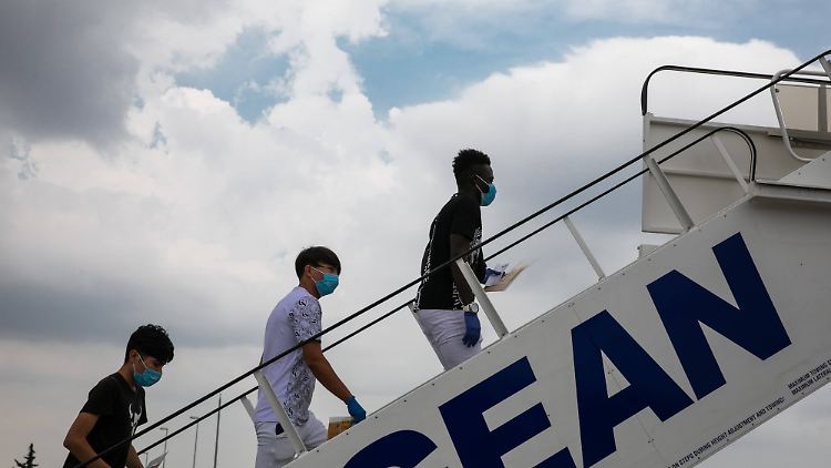 Geflüchtete steigen in Griechenland in ein Flugzeug.