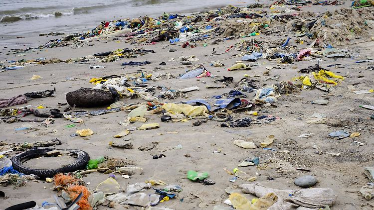 Kunststoffmüll am Strand von Dakar, Senegal.