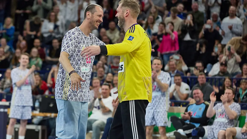 Johannes-Bitter-r-und-Pascal-Hens-umarmen-einander