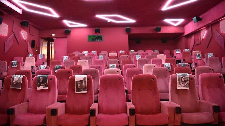 Viele Plätze müssen derzeit noch frei bleiben im Kino wegen der Corona-Abstandsregeln.