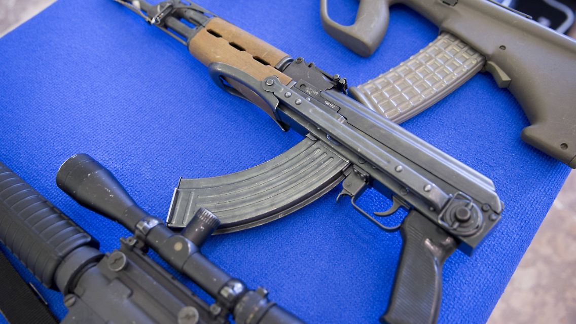 Vom Zoll beschlagnahmte Waffen: Seit 2009 gab es nach Angaben der EU-Kommission bei 23 großangelegten Schusswaffenangriffen in Europa insgesamt 341 Tote.