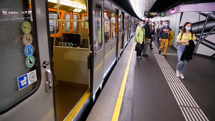 Die Pflicht zum Tragen einer Maske gilt nicht mehr nur im öffentlichen Nahverkehr.