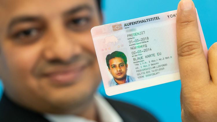 Dank der Blauen Karte können hochqualifizierte Fachkräfte aus dem Nicht-EU-Ausland einfach nach Deutschland übersiedeln. 