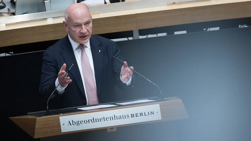 Auch-Berlins-Regierungschef-Kai-Wegner-CDU-atmet-nach-der-Tarifeinigung-bei-der-BVG-auf