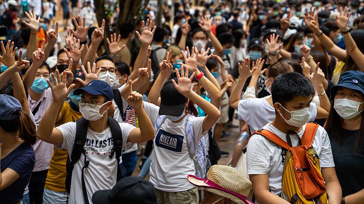 Tausende Hongkonger demonstrierten gegen das Inkrafttreten der Gesetze.