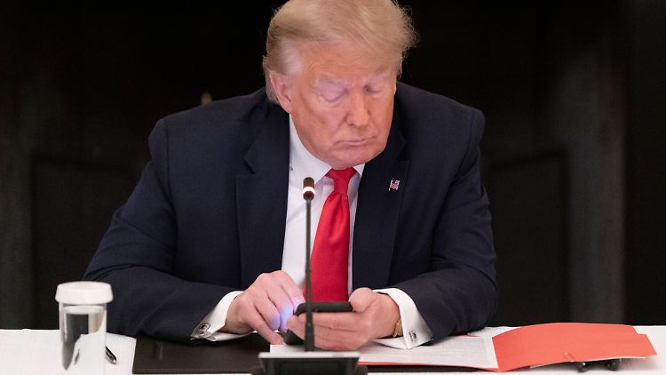 Besonders die Retweets brächten ihn in die Bredouille, sagt Trump. 