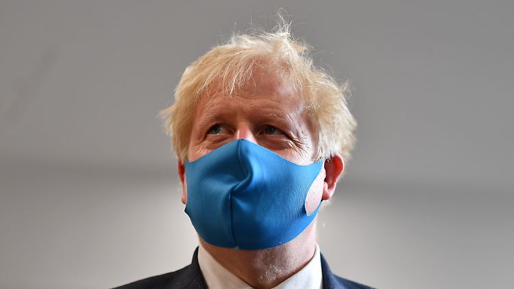 Auch diese Maske wird nicht hinterm Kopf zusammengebunden - Boris Johnson gab sich angesichts der Panne enttäuscht.