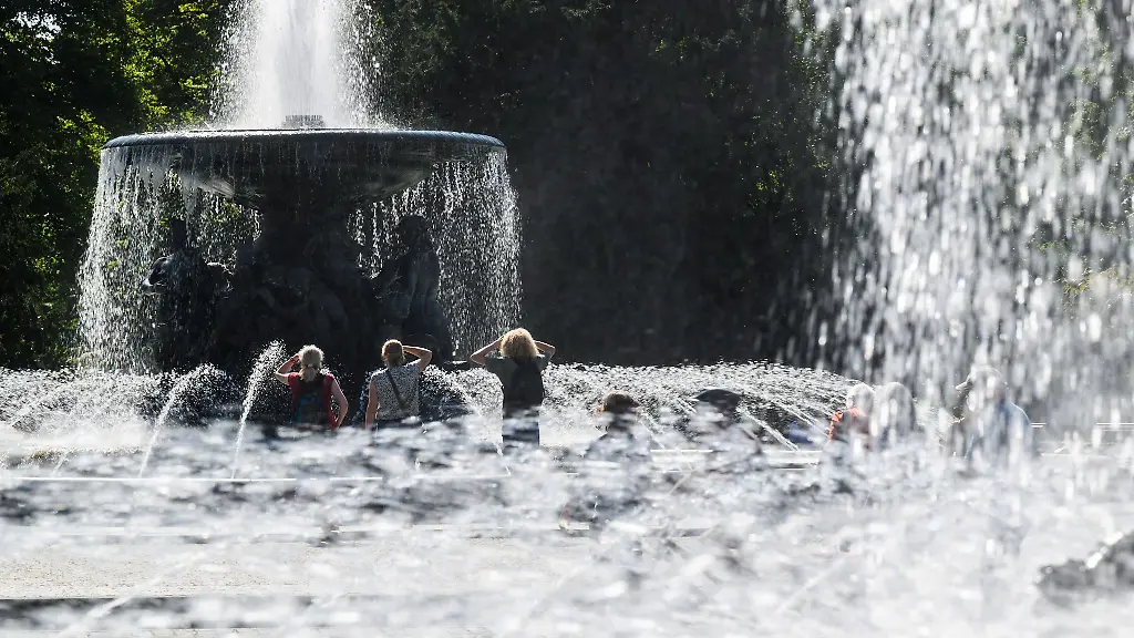 Die-Anlage-Stille-Wasser-und-Stuermische-Wogen-auf-dem-Dresdner-Albertplatz-Archivbild