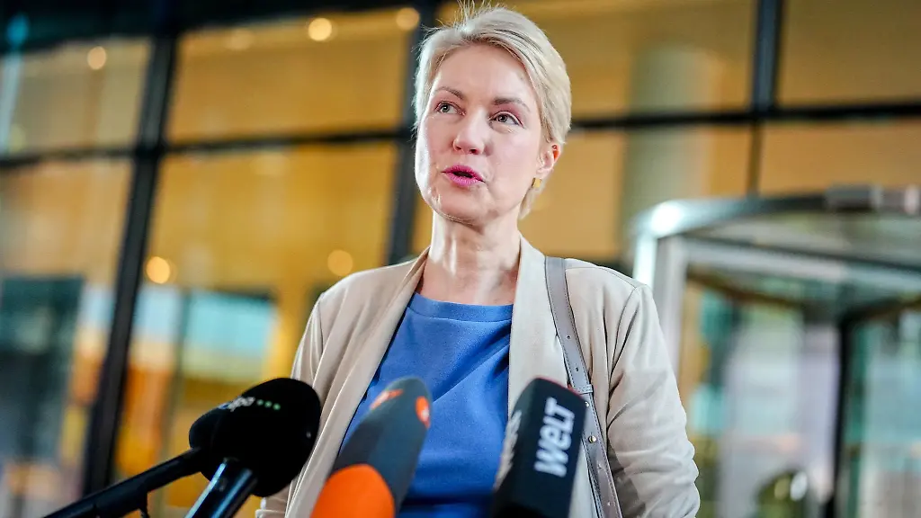 Mecklenburg-Vorpommerns-Ministerpraesidentin-Manuela-Schwesig-SPD-begruesst-die-Koalitionsvereinbarung-von-Union-und-SPD-Vor-allem-im-Energiesektor-sieht-sie-Vorteile-fuer-das-Bundesland
