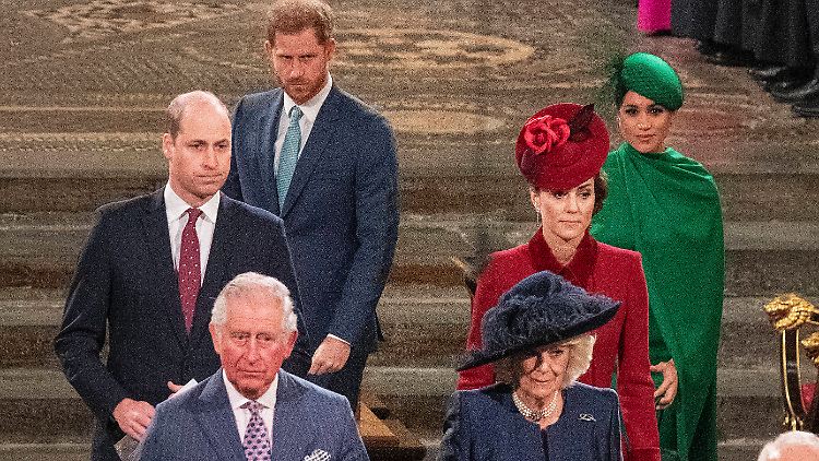In den Hintergrund gedrängt? Harry (links hinten) und Meghan (rechts hinten).