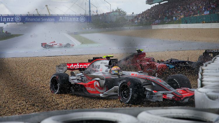 Der Nürburgring hat eine regenreiche Geschichte, dieser Abflug von Weltmeister Lewis Hamilton 2007 im McLaren  inklusive.