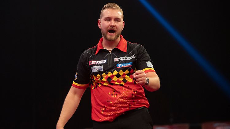 Der Belgier Dimitri Van den Bergh fordert im Finale des World Matchplay Gary Anderson heraus.