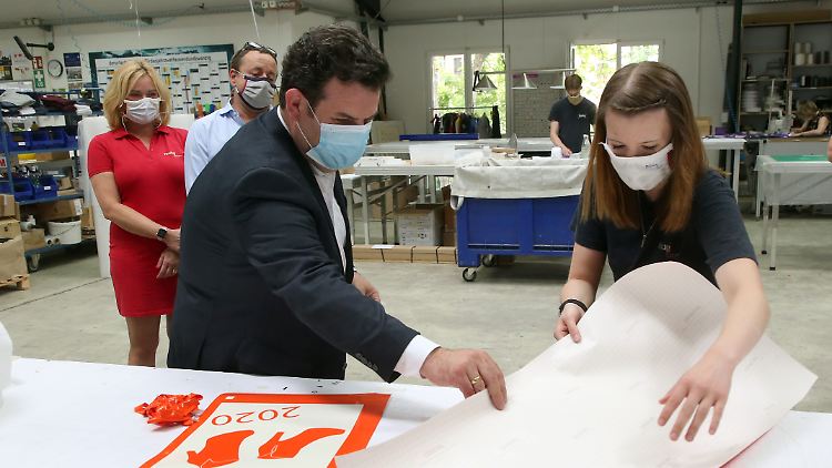 Hubertus Heil besucht ein Berliner Unternehmen, um sich über Ausbildung und Kurzarbeit zu informieren.