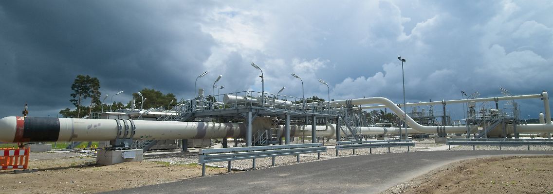 Dunkle Wolken über der Greifswalder Anlandestation der "Nord Stream 2"-Pipeline.