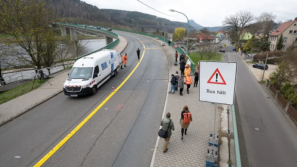 Passanten-und-Autos-queren-anlaesslich-der-Verkehrsfreigabe-die-Elbbruecke-in-Bad-Schandau
