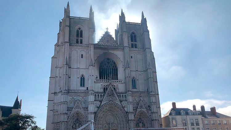 In der Kathedrale von Nantes bricht am vergangenen Samstagmorgen an drei verschiedenen Stellen Feuer aus.
