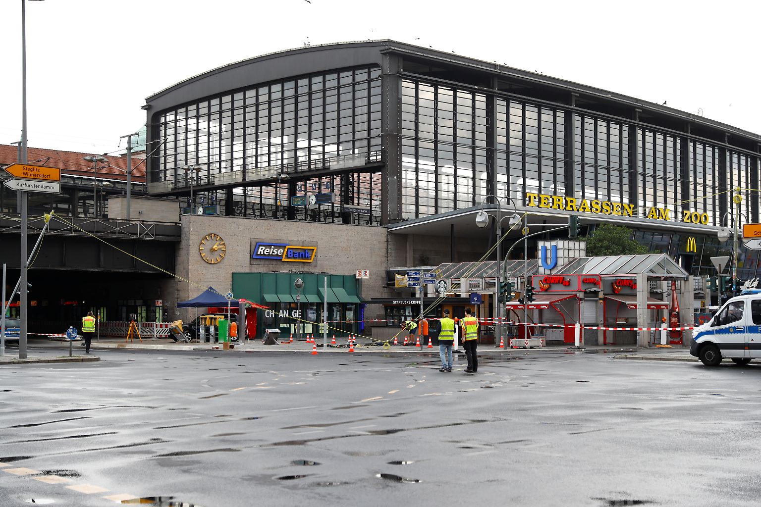 Großeinsatz im Westen der Berliner Innenstadt: Vor dem stark frequentierten Bahnhof Zoo kommt es am frühen Sonntagmorgen zu einem schweren Verkehrsunfall mit mehreren Verletzten.