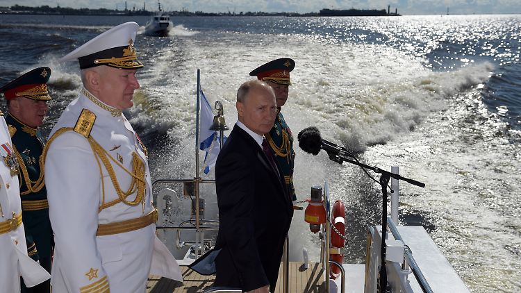 Der russische Präsident Vladimir Putin zelebriert den "Tag der Marine" an Bord eines Schiffes.