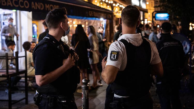 Ein Mitarbeiter des Ordnungsamts und ein Polizeibeamter auf Kontrollgang am Rosenthaler Platz in Berlin-Mitte.